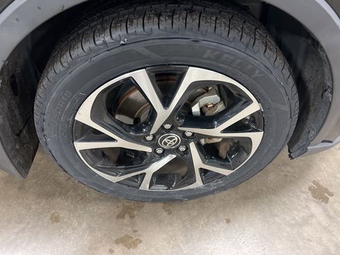 Used 2020 Toyota C-HR XLE image 17