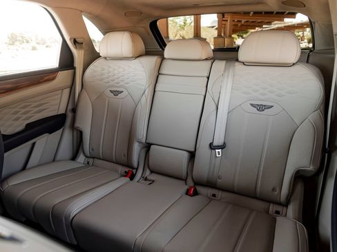 Used 2024 Bentley Bentayga AWD/4WD image 28