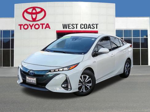 Used 2017 Toyota Prius Prime Advanced image 1