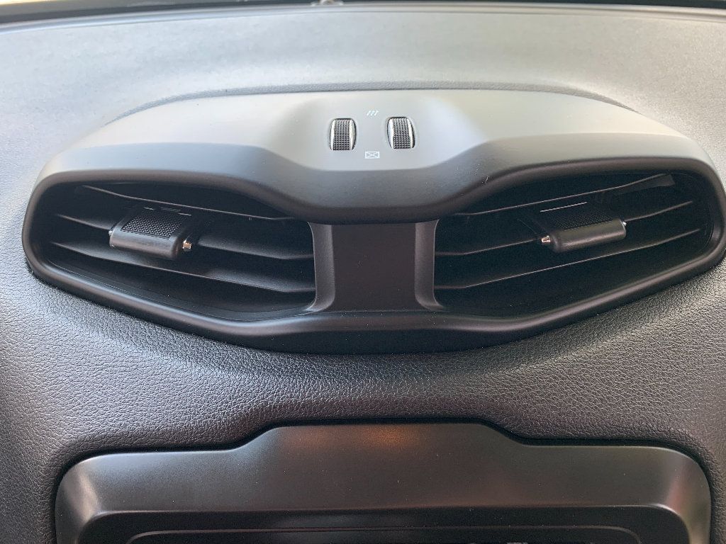 Used 2021 Jeep Renegade Latitude AWD/4WD image 14
