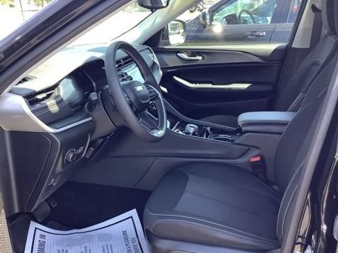 Used 2023 Jeep Grand Cherokee Laredo AWD/4WD image 14