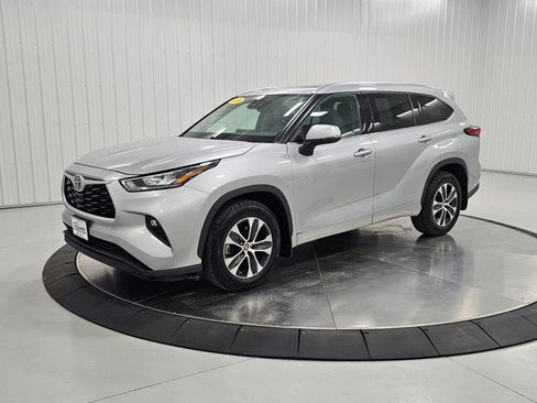 Used 2020 Toyota Highlander XLE AWD/4WD image 1