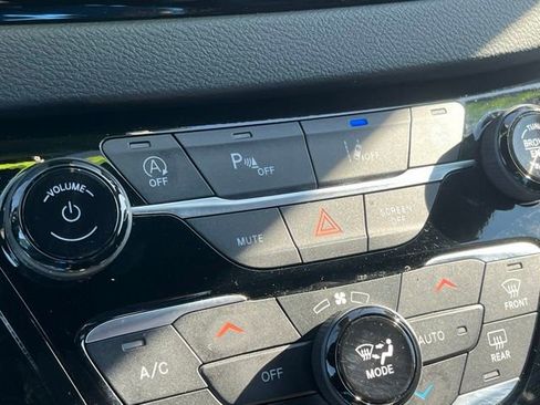 Used 2025 Chrysler Pacifica Select FWD image 34