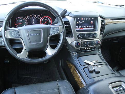 Used 2016 GMC Yukon XL Denali image 16