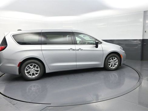 New 2026 Chrysler Pacifica Select image 8