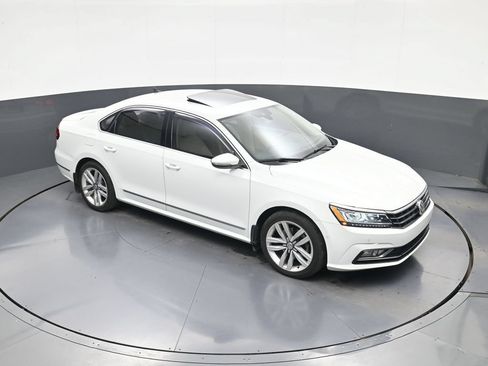 Used 2017 Volkswagen Passat 1.8T SEL Premium FWD image 25