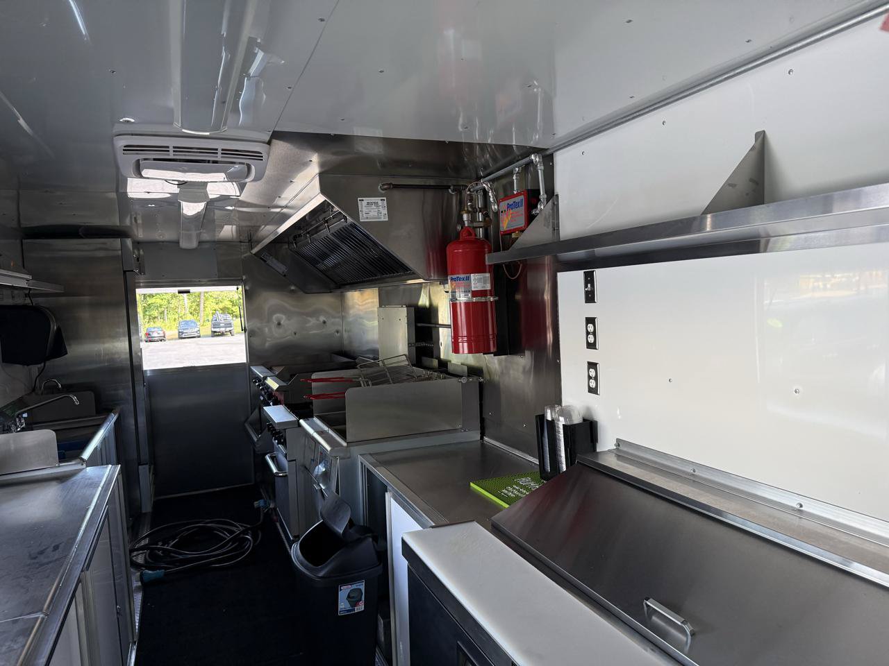 Used 2006 Ford E-350 and Econoline 350 Super Duty RWD image 25