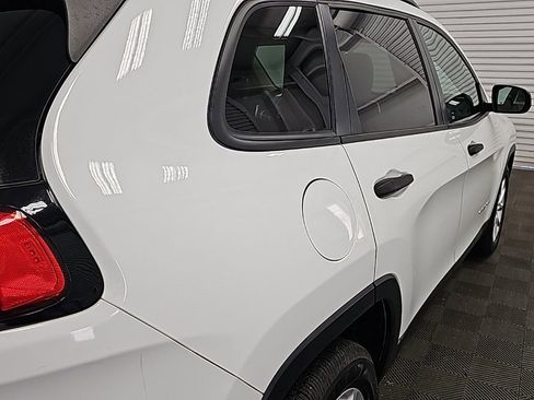 Used 2016 Jeep Cherokee Sport image 10