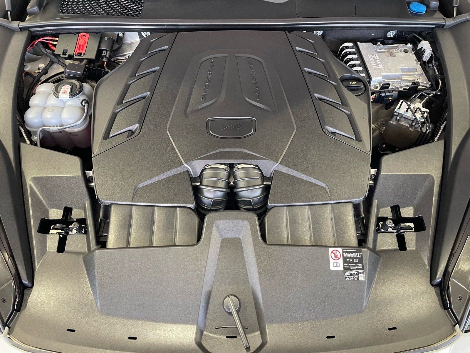 Used 2025 Porsche Cayenne GTS AWD/4WD image 19