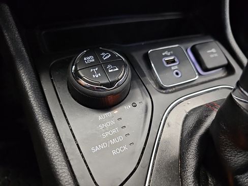 Used 2020 Jeep Cherokee Trailhawk w/ Comfort/Convenience Group AWD/4WD image 21