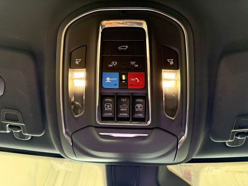 Used 2025 Jeep Grand Cherokee L Limited w/ Luxury Tech Group II image 36