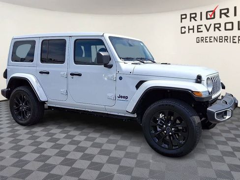 Used 2025 Jeep Wrangler Unlimited Sahara w/ Safety Group AWD/4WD image 2