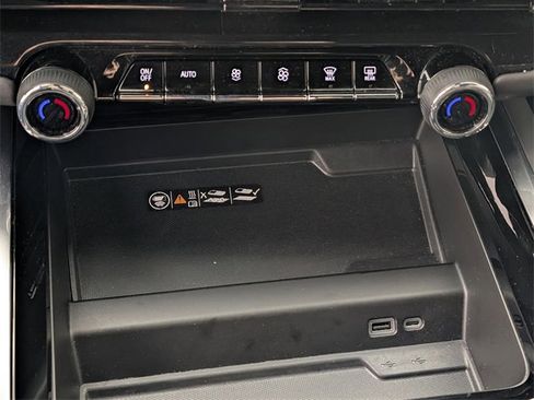 Used 2025 Chevrolet Suburban Z71 image 23