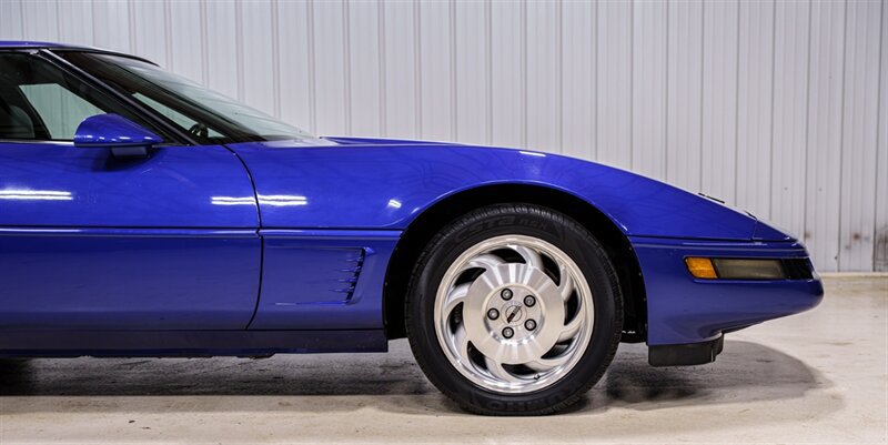 Used 1995 Chevrolet Corvette Coupe RWD image 21