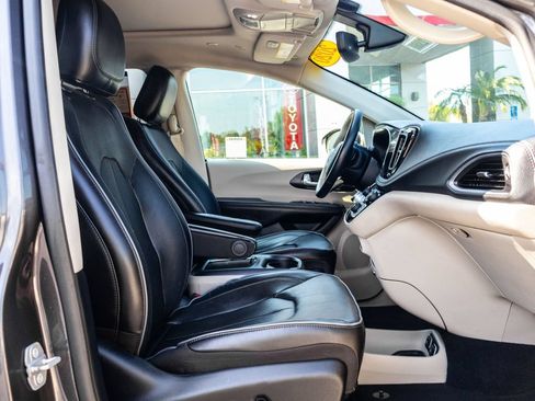 Used 2020 Chrysler Pacifica Limited FWD image 21
