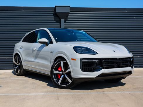 New 2025 Porsche Cayenne Turbo image 9