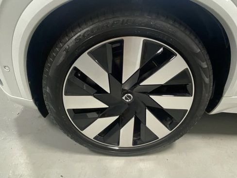 Certified 2023 Volvo XC90 T8 Ultimate w/ Lounge Package image 5
