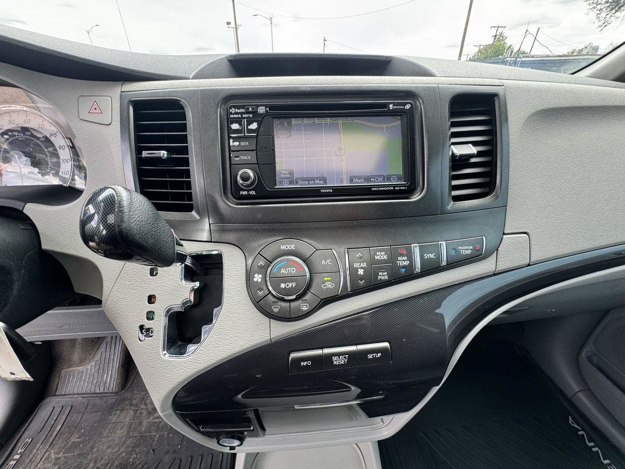 Used 2014 Toyota Sienna SE FWD image 22