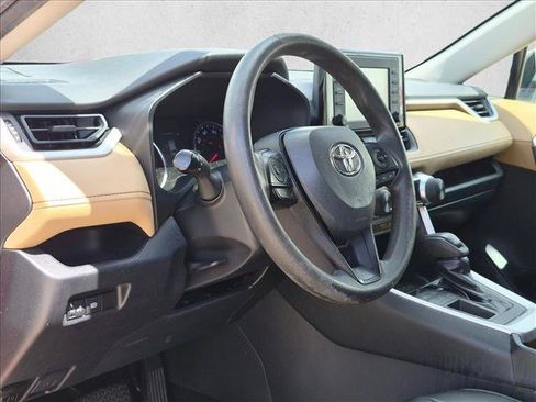 Used 2022 Toyota RAV4 LE FWD image 2