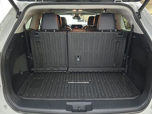 Used 2023 Toyota Highlander XLE AWD/4WD image 12