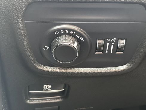 Used 2025 Jeep Grand Cherokee Laredo X image 19