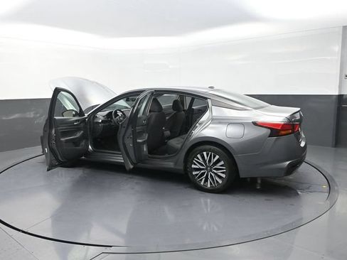 Used 2024 Nissan Altima 2.5 SV FWD image 42