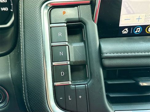 Used 2021 Chevrolet Suburban Premier w/ Premium Package image 18