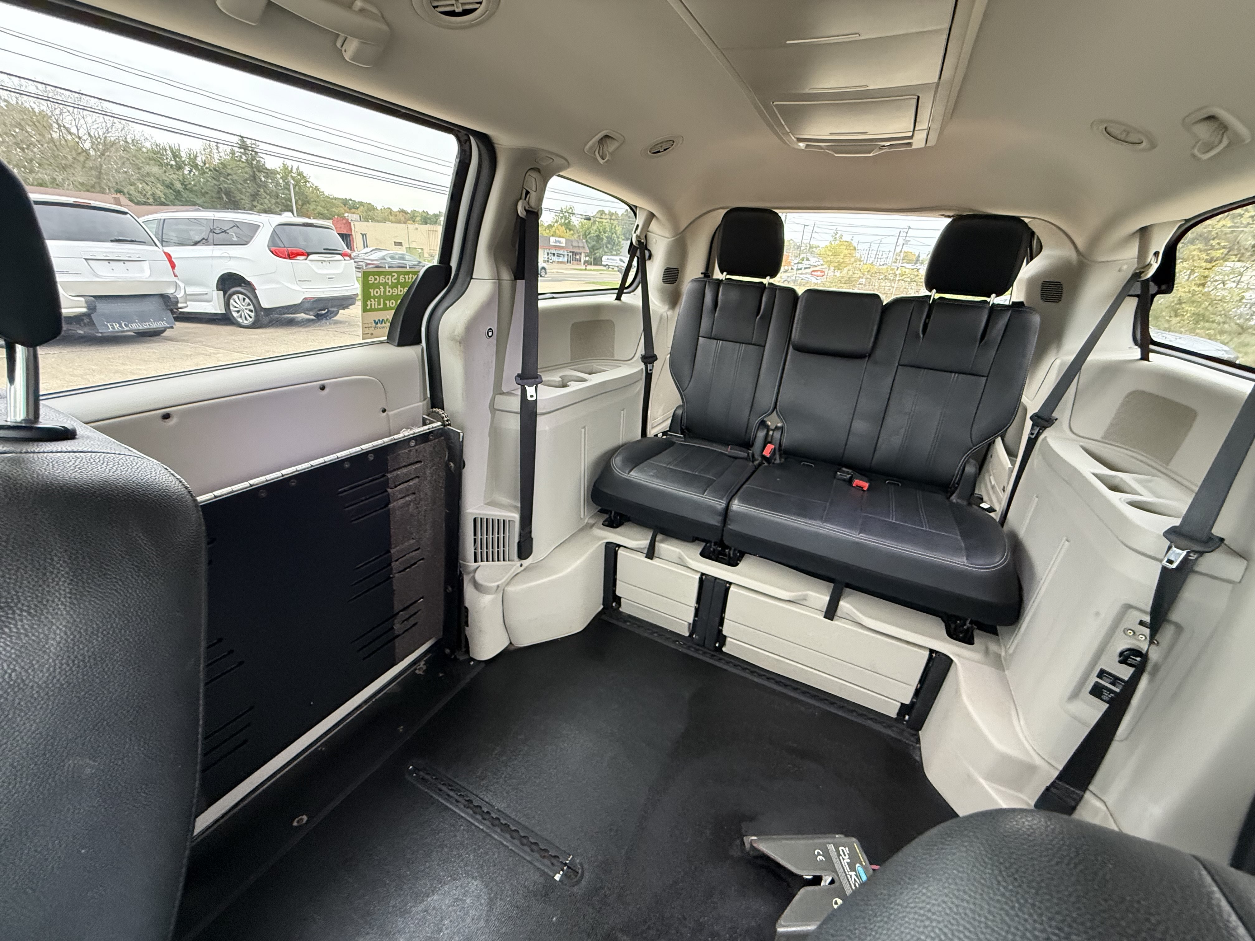 Used 2016 Chrysler Town & Country Touring FWD image 27