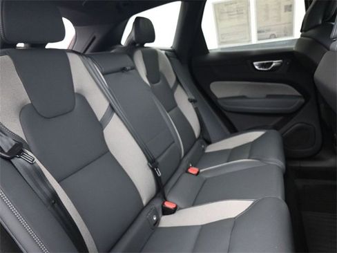 Used 2022 Volvo XC60 B6 R-Design w/ Advanced Package image 33