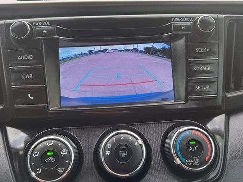 Used 2018 Toyota RAV4 LE FWD image 26