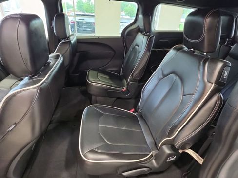 Used 2026 Chrysler Pacifica Limited FWD image 32