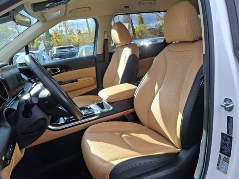 Certified 2022 Kia Carnival EX image 11