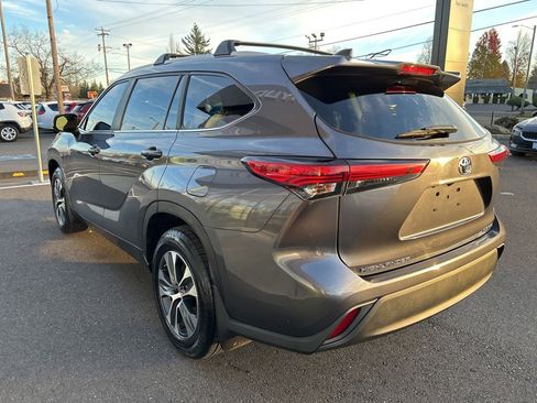 Used 2023 Toyota Highlander XLE image 7