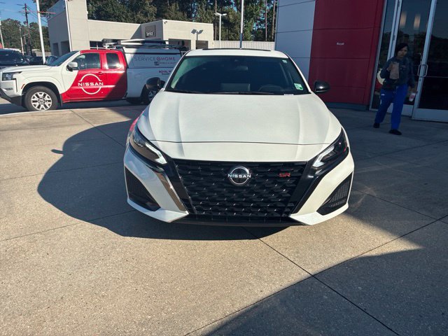 Used 2024 Nissan Altima 2.5 SR w/ SR Premium Package FWD image 2