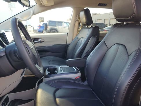 Used 2024 Chrysler Pacifica Touring-L image 15