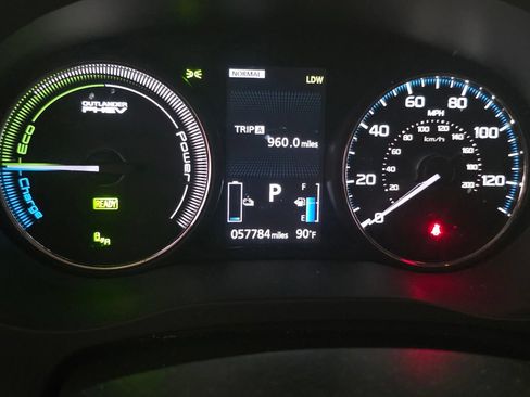 Used 2018 Mitsubishi Outlander 4WD Plug-In Hybrid image 30
