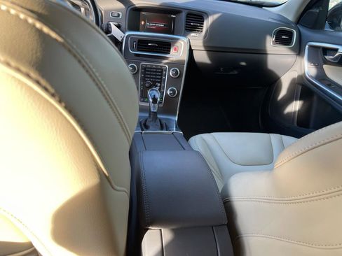 Used 2015 Volvo V60 T5 Cross Country image 28