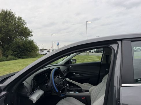 Used 2025 Hyundai Elantra Limited FWD image 6