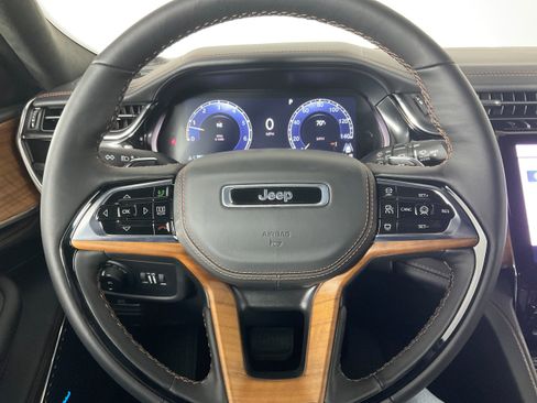 New 2025 Jeep Grand Cherokee Summit image 16