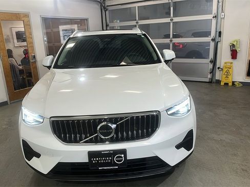Certified 2025 Volvo XC40 B5 Core image 1