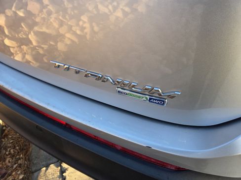 Used 2018 Ford Edge Titanium image 14