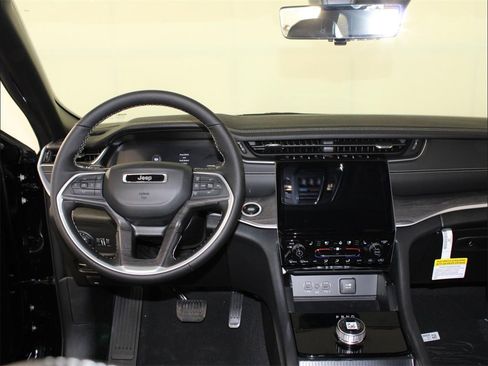 New 2025 Jeep Grand Cherokee Limited w/ Luxury Tech Group II image 15