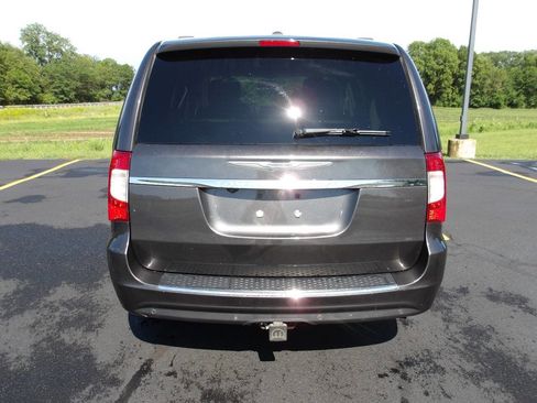Used 2016 Chrysler Town & Country Touring-L w/ Driver Convenience Group FWD image 4