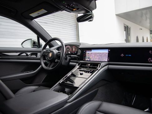 Certified 2024 Porsche Panamera 4 image 27