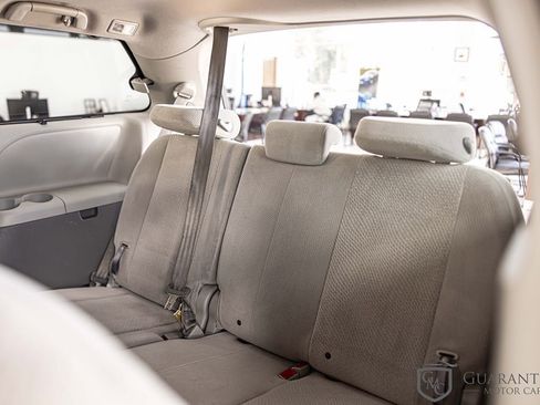 Used 2012 Toyota Sienna LE FWD image 32