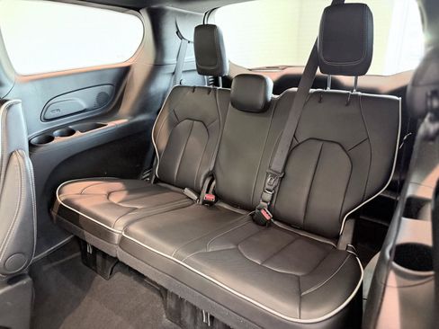 Used 2026 Chrysler Pacifica Limited FWD image 24