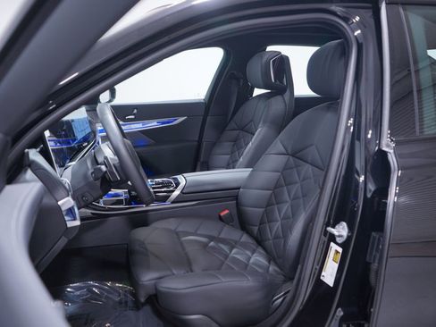 Used 2025 BMW 740i w/ Premium Package image 7