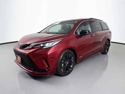 Certified 2021 Toyota Sienna XSE w/ XSE Plus Package FWD image 3