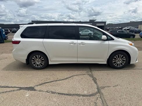 Used 2018 Toyota Sienna XLE Premium FWD image 13
