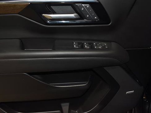 Used 2025 Chevrolet Tahoe High Country AWD/4WD image 27